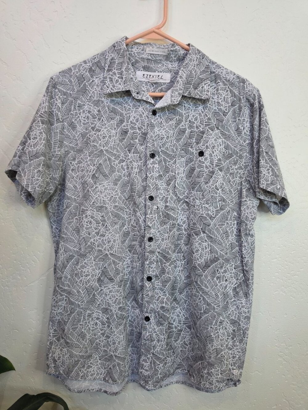 Ezekiel Mens Medium Short Sleeve Button Up Shirt Black White Geometric Leaf